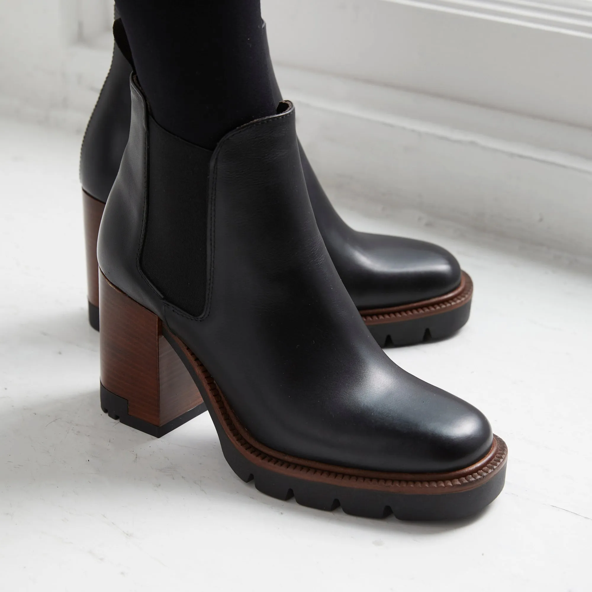 Heeled chelsea boot black
