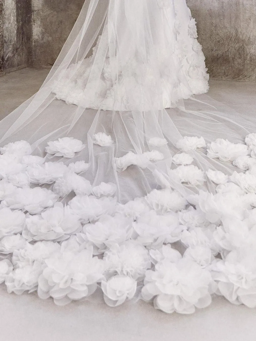 VRM268V - AIRY ORGANZA FLOWER VEIL